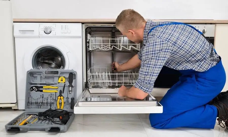 Akyurt Termoteknik servisi teknisyen ekibi beyaz eşya tamiri yaparken
